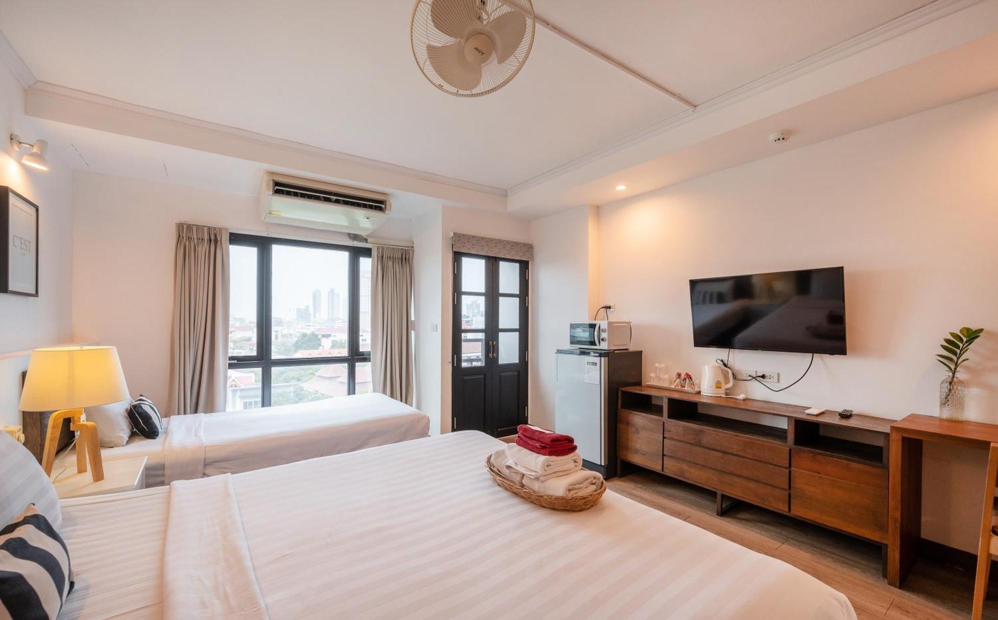 The Corner Lodge Pattaya Exterior photo